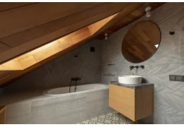Łazienka na poddaszu z wanną - funkcjonalne i stylowe wnętrze